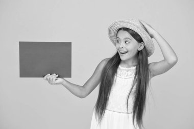 Kültürel bir etkinlik. Yaratıcı bir etkinlik. Ben çizdim. Sanat Sergisi. Galeri ya da müze. Reklam konsepti. Turizmi destekliyorum. Yaz satışları. Mutlu kızda poster fotokopisi var. Tatil zamanı. Kız hasır şapka