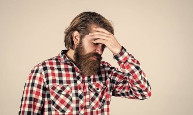 Kareli gömlekli, başı ağrıyan, modaya uygun saç stili olan beyaz, olgun hippi.