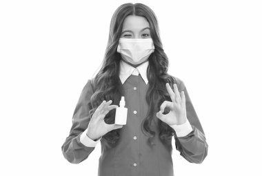 Çocuk burun akıntısını burun spreyiyle tedavi ediyor. Dolgun burnunu serbest bırak. İlaç bağımlılığı yok. Çocuk eczanede maske takıyor. Coronavirus covid salgını. Burun damlası olan kız. Virüsün ilk belirtileri