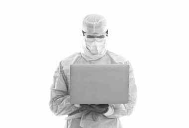 Doktor Epidemiyoloji uzmanı Coronavirus salgını sırasında solunum maskesi ve koruyucu kostüm takıyor. Bilgisayar üzerinde çalışıyor..