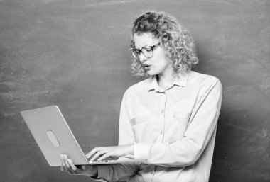 Okuldayken. Modern teknoloji. Modern okuldaki kız. E-öğrenme konsepti. İnternet üzerinden eğitim. Öğretmen kadın tahtada. Bilgisayarlı öğrenci. Online eğitim. işletme okulu