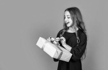 Doğum günü hediyesi. Etrafa sevgi saçın. Anneler Günü, annelik ve annelik bağlarını tanır. Hediye kutusunu tutan kız. Küçük çocuk geleneksel bayramı hediyeyle kutluyor. Hediye al. İnternetten alışveriş