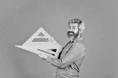 Resim dersi. Ölçüm aracı. Matematik çalışıyorum. Eğitim konsepti. Okul eğitimi. Geometri öğretiyorum. Yedek ekipman. Mimarlık eğitimi. Sakallı öğretmen cetvel kullanıyor. Yenilikçi yaklaşım