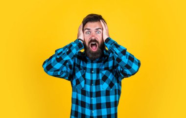 Bıyıklı ve sakallı yakışıklı hippi, sürpriz.