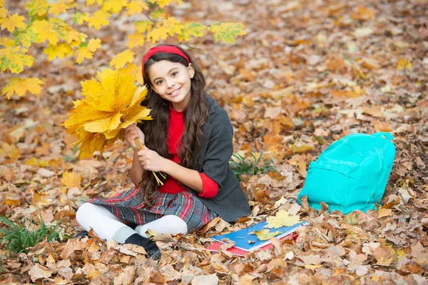 Őszi természet. Gyerekkori boldogság. Vissza az iskolába. egy srác jegyzetfüzetben. őszi divat. — Stock Fotó