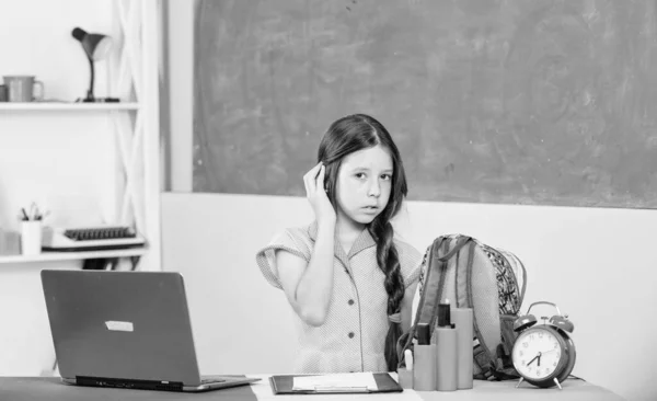 Study online. Lesson alarm. homeschooling concept. Good morning. girl in class with clock wait for day end. small girl pupil with computer. Use new technology. back to school. Online education — Stock Photo, Image