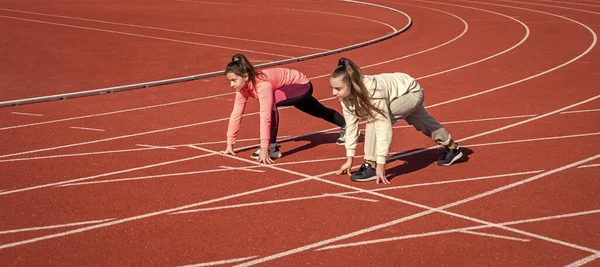 Υγιή παιδιά κορίτσια προπόνηση τρέχει σε γήπεδο στίβο, μαραθώνιος αθλητισμού — Φωτογραφία Αρχείου