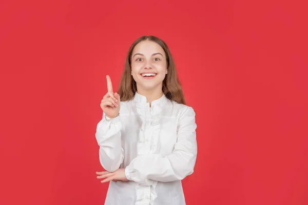 Geïnspireerd door ideeën. positieve menselijke emoties. inspiratie. Tienermeisje met een blij gezicht. terug naar school. — Stockfoto