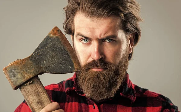 Vahşi bir oduncu, balta kesimli, berber dükkanı olan.