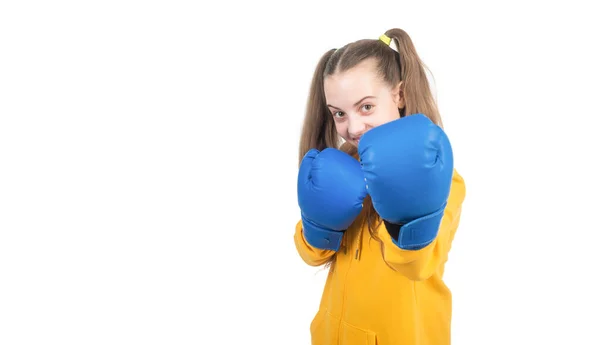 O hazır. Boks eldivenli genç kız. Kızgın saldırı. Beyaz arkaplanda çocuk boksörü. — Stok fotoğraf