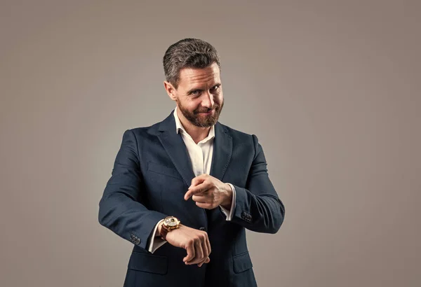 Accessorio moda maschile. uomo in giacca su sfondo grigio. uomo d'affari fiducioso con orologio a mano. Mi serve piu 'tempo. vita moderna e successo aziendale. ceo o capo indossare abiti formali — Foto Stock