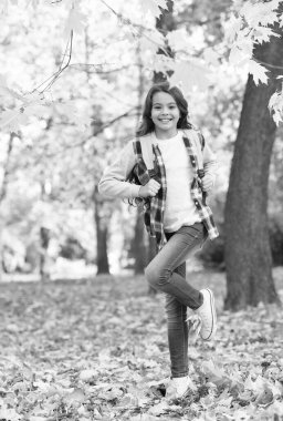 Okul sezonuna dönelim. Mutlu çocuk sonbahar parkında sırt çantası taşıyor. Okula dönelim. 1 Eylül. Bilgi toplama günü. Açık hava eğitimi ve etkinlikleri. Sonbaharı öğren.