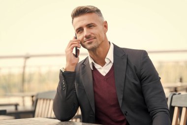 Çözümler iyi bağlantılıdır. Dışarıda telefonda yakışıklı bir adam konuşuyor. Konuşma zamanı. İş iletişimi. Modern yaşam tarzı. Mobil teknoloji. 3G mi? 4G