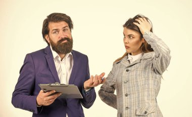 Bazen ortaklık zordur. İş konsepti. Başarılı bir ortaklık. Ofis evrakları olan kadın ve erkek. İş yerinde iletişim. Birkaç iş görüşmesi. Çatışma ve rekabet. Riskli sözleşme