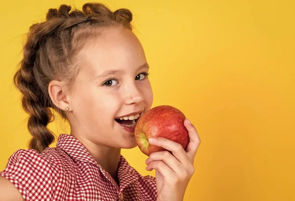 Άνοιξη παντού. ανοιξιάτικα φρούτα. Γεμάτο βιταμίνες. μόνο βιολογικά τρόφιμα. φυσικό και υγιές. Χαρούμενη παιδική ηλικία. Το παιδί τρώει μήλο. παιδί με φρούτα. Μια έφηβη δαγκώνει μήλα. Φθινοπωρινή συγκομιδή — Φωτογραφία Αρχείου