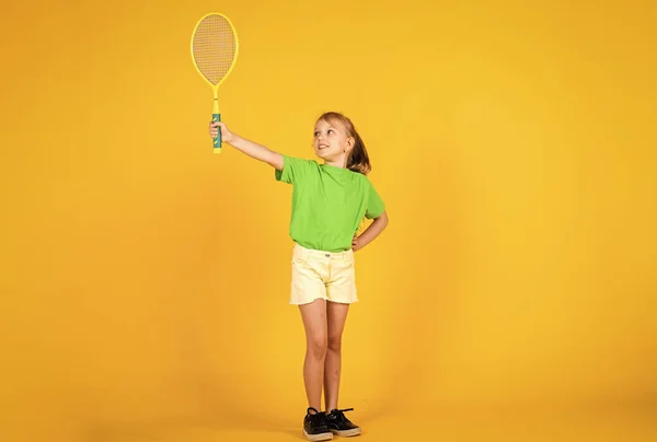 Aranyos gyermek teniszezni vagy tollaslabda. aktív életmód. Tele energiával. gyönyörű tini lány teniszütővel. gyerek sport divat stílus. fitnesz és egészség. Boldog gyermekkort. A sport az életünk. — Stock Fotó