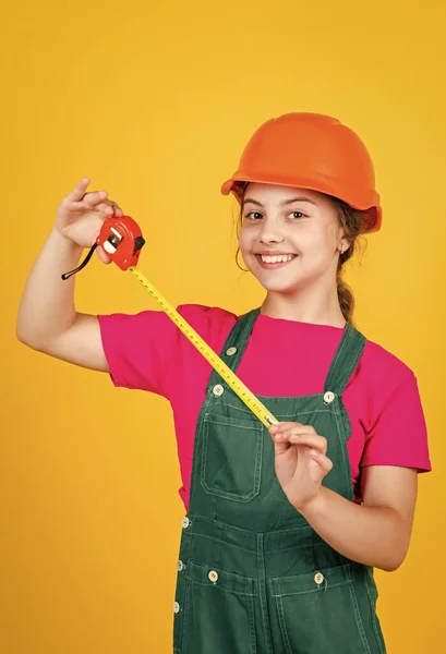 लंबाई। टेप माप के साथ निर्माण कार्यकर्ता। एक निर्माण कार्यकर्ता के रूप में प्यारा बच्चा। बच्चे की मरम्मत घर। खुश बचपन। स्वयं को वापस लेने धातु टेप उपाय। एक मापने टेप का उपयोग करने वाली छोटी लड़की — स्टॉक फ़ोटो, इमेज
