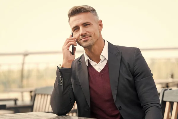Megoldások jól kapcsolódik. Jóképű férfi telefonál a szabadban. Beszélgessünk. Üzleti kommunikáció. Modern életmód. Mobil technológia. 3G. 4G — Stock Fotó