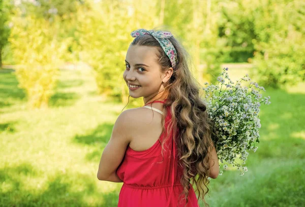 Zeit für Abenteuer. Glückliche Mädchen lächeln mit Blumen auf der natürlichen Landschaft. Freizeit im Freien. Sommerferien. Reisen und Fernweh. Hinein in die Wildnis. Das Leben ist ein gewagtes Abenteuer — Stockfoto