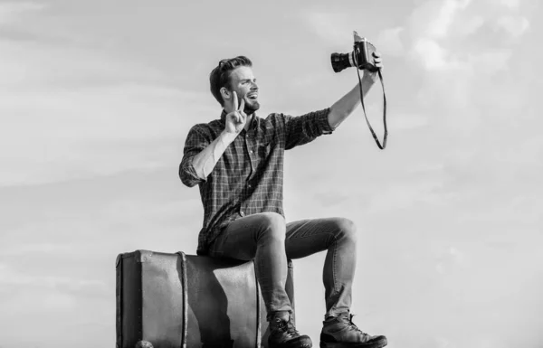 Blog de viajes. Hombre sentado en la maleta. Tipo guapo viajero cámara retro. Viaje con equipaje. Blogger de viajes. Disparando vlog. Tiempo de vacaciones. Tipo al aire libre con maleta vintage. Concepto de fotoperiodista —  Fotos de Stock