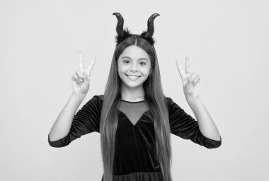 Güzel bir gün. Şeker mi şaka mı? Bayramları kutlarız. Kurnaz küçük şeytan. Cadılar Bayramı şeytanı kızı. Mutlu çocukluk. Boynuzlu komik ergen çocuk. Neşeli çocuk eğleniyor. Karnaval kostüm partisi