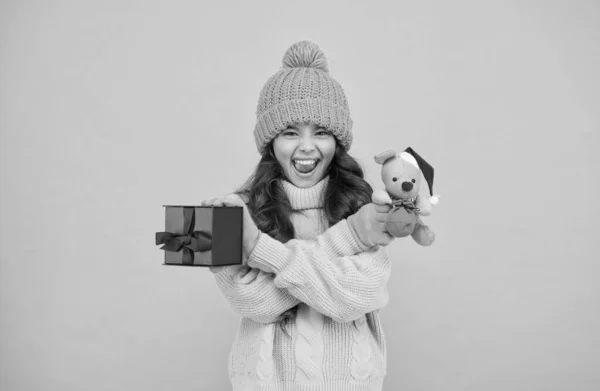 Año del símbolo de la rata. Un juguete de peluche. Niño jugar lindo juguete pequeño. Mis mejores deseos. Compra regalos. Jardín de infantes y escuela. Concepto de tienda de juguetes. Niña sincera emocional niño mantenga rata o ratón juguete. Feliz infancia. —  Fotos de Stock