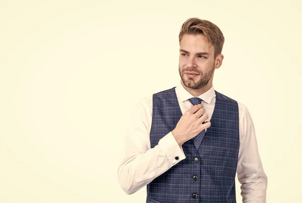 Guapo joven abogado usar chaleco formal con camisa fijación corbata, ropa de hombre, espacio de copia — Foto de Stock