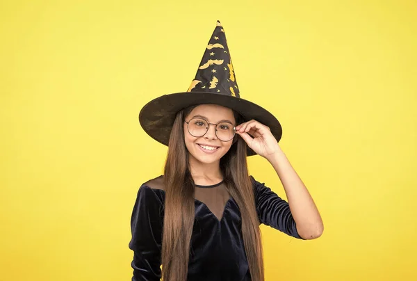 Fille heureuse porter chapeau de sorcière et des lunettes prêtes pour l'enchantement à Halloween, Halloween heureux — Photo