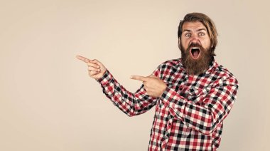 Şuraya bak. Saç ve sakal bakımı. kopyalama alanı. Sakallı, olgun bir hippi. Bıyıklı, vahşi beyaz adam. Sakallı adam kareli gömlek giyer. Korkak vahşi adam. Erkek berber bakımı. Boşluğu kopyala