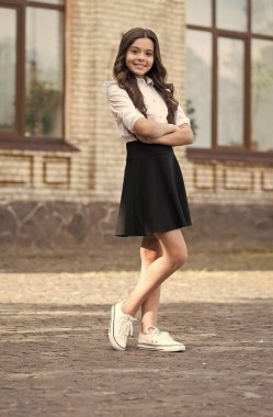 Tarz okul tarafından onaylandı. Mutlu çocuk dışarıda üniforma giyiyor. Okul tarzı. Okul giysisi. Moda kıyafet yönetmeliği. Öğrenme tarzı. Okul kıyafetlerine ve kıyafetlerine geri dön. 1 Eylül. Eğitim. Bilgi günü