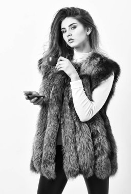 Seçkin kahve konsepti. Lüks kürk giyen, sıcak kahve içen muhteşem bir kadın. Lüks aromanın ve sıcak kahvenin tadını çıkar. Güzel bayan kahve içer küçük seramik fincan beyaz arka plan