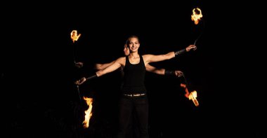 Mutlu iki itfaiyeci gece karanlığında yanan iksiri çeviriyor.