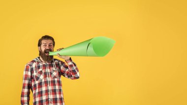 Olgun çılgın adam megafonla poz veriyor. Duyuru konsepti Sessiz olmayı bırak. Hippi megafonda bağırıyor. Eylemci mitingde konuşuyor. Duyulmasını sağla. hatiplik ve hitabet