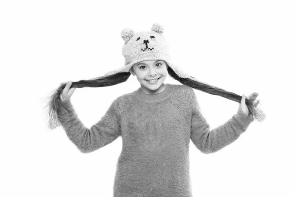 Ropa de abrigo y accesorios de moda para niños. feliz actividad infantil. niña en patrón divertido sombrero de orejera. vacaciones de invierno maravilla. niño sombrero de punto aislado en blanco. clima frío de invierno — Foto de Stock