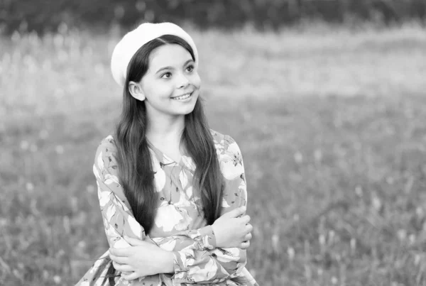 Εκλεπτυσμένη fashionista κοριτσάκι φορούν μπερέ καπέλο και φανταχτερό φόρεμα φόντο της φύσης, μόδα έμπνευση έννοια — Φωτογραφία Αρχείου