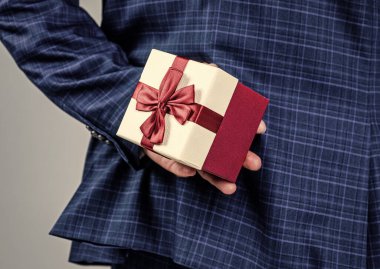 Sürpriz hazırlıyorum. Erkeklerin arkasına saklanmış sürpriz hediye kutusu. Doğum günü yıldönümü. Teslimat hazır. Boks günü. Tatil kutlaması. Alışveriş ve satış. Kara Cuma. Siber Pazartesi