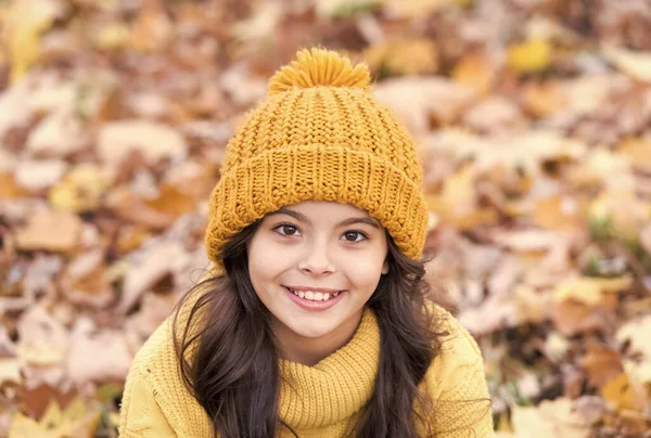 完璧な美しさの笑顔。幸せな小さな子供の秋の風景の中にリラックス。自然の美しさ。秋の美しさとファッション。秋のスタイルの小さな美しさモデル — ストック写真