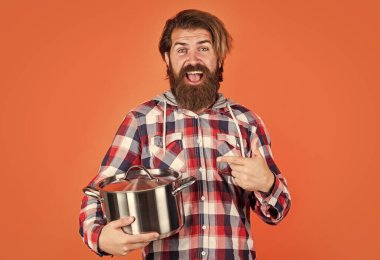 Havalı saç stili olan şık sakallı adam kareli gömlek giyer, şef.