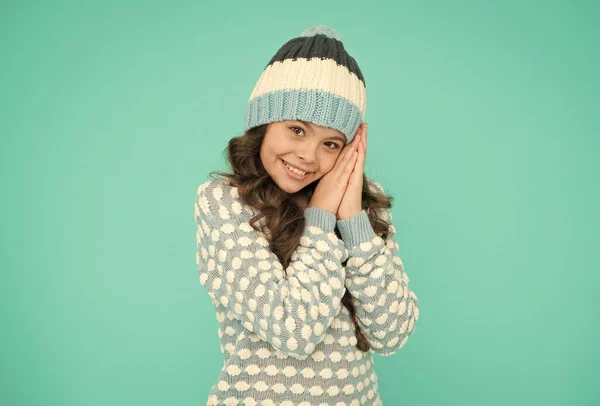 행복으로 가득 차 있습니다. 편안하고 편안하고. 활동적 인 휴식을 위한 겨울 패션. 뜨개질 옷을 입은 아이. — 스톡 사진