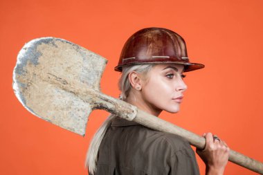 Hadi çalışalım. İşçi bayramı. Klimalı ve kasklı kadın. Kadın müteahhit kürek tutuyor..