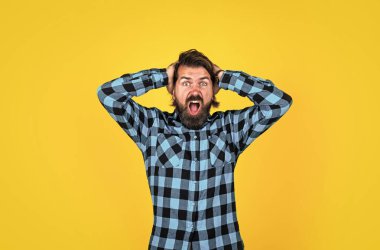 Şok olmuş sakallı, kareli tişörtlü, şaşkın suratlı, sürpriz