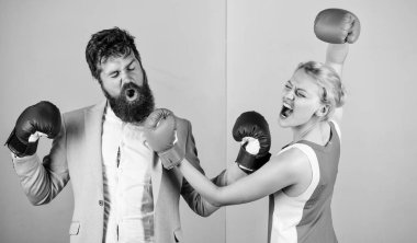 Erkek ve kadın boks dövüşü. Birbirlerine aşık bir çift boksta yarışıyor. Çatışma konsepti. Aile kavgası. Boksörler eldivenlerle dövüşüyor. Hakimiyet konsepti. Cinsiyet savaşı. Cinsiyet eşit haklar. Cinsiyet eşitliği