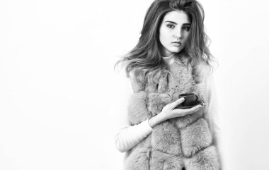 Seçkin kahve konsepti. Kadın makyajı lüks kürk manto giyer sıcak kahve içer. Güzel bayan küçük seramik fincan beyaz arka plan kahve içer. Aromanın tadını çıkar ve sıcak kahvenin tadına bak. Kafeinli seçkin içecekler.