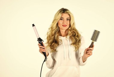 Sakin ol ve saçını yaptır. Dalgalar ve kıvırcık saç stili. Sarı permalı saçlar. Uzun kıvırcık saçlı güzel sarışın manken kız. Güzellik portresi. Lüks saçlı kız.