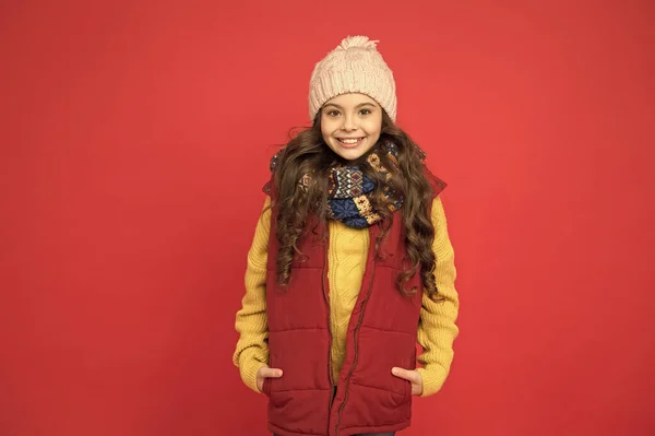 Pozowanie do zdjęcia. szczęśliwy nastolatek dziewczyna nosić ciepłe zimowe ubrania. szczęście z dzieciństwa. ferie zimowe. dziecko w dzianiny kapelusz i szalik czuć przytulne. noszenie wygodnej odzieży w sezonie zimowym — Zdjęcie stockowe