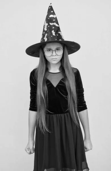 Злой и несчастный ребенок носить колпак ведьмы и очки готовы к заклятию на Хэллоуин, счастливый Хэллоуин — стоковое фото