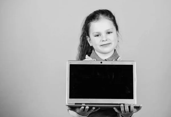 프로그래밍을 공부한다. 노트북 컴퓨터와 소녀. PC를 사용하는 어린 아이. 온라인 생활. 인터넷 서핑. 자신의 블로그를 개발합니다. 개인 블로그. 소셜 네트워크 및 블로그. 정보 소스. 블로깅 개념 — 스톡 사진