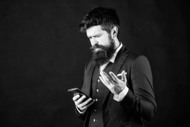 Adam resmi takım akıllı telefon sosyal ağlar kullanın. Adam sörf internet akıllı telefon siyah arka plan. Online hizmet ve uygulama. Modern teknolojiler. İşadamı bakımlı adam akıllı telefon tutun