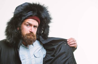 Adam kukuleta ile siyah kış ceket giymek. Hava değişiklikleri için hazır. Kış şık erkek giyim. Kış kıyafeti. Adam stand sıcak ceket parka beyaz arka plan üzerinde izole sakallı. Hipster kış modası