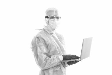 Koruyucu kostümlü bir tıp çalışanı, beyazlar içinde izole edilmiş. Evden çalışan 19 sarar virüsü salgınından korunuyor. Koronavirüs kendini izole ediyor.